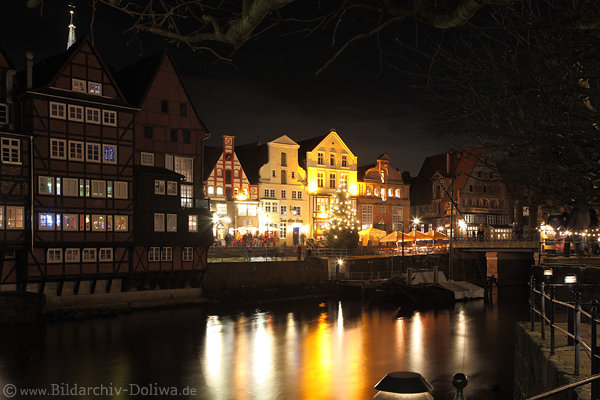 Nachtbild Lüneburg Stintmarkt am Wasser Ilmenau Altstadthäuser Tannenbaum-Lichter