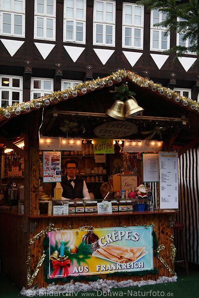 Crpes aus Frankreich Verkufer in kleinem Markthuschen Foto auf Hildesheimer Weihnachtsmarkt