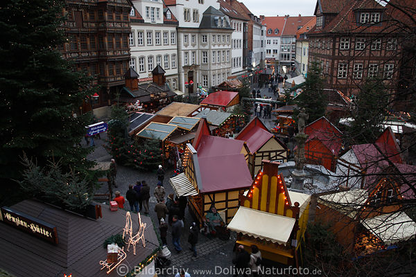 Hildesheim Weihnachtsmarktbuden in Altstadt historische Kulisse von Rathausmarkt