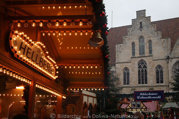 Hellberg Wrstchenstand Rotlichter vor Rathausfassade auf Hildesheimer Weihnachtsmarkt