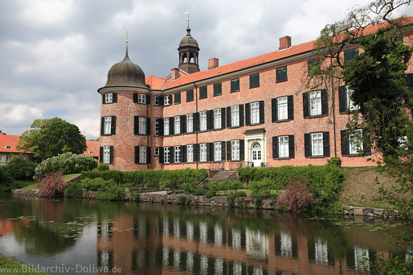 Schloss Eutin Lichtstimmung Burg Wassergraben Fenster-Fassade Eck-Rundturm