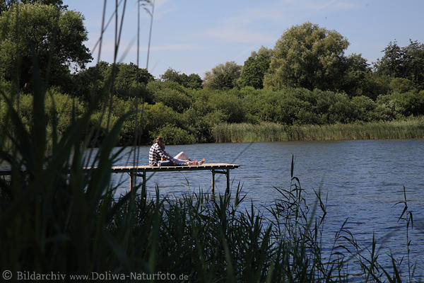 Mhlensee Wasserufer Steg mit kuschelndes Liebespaar in Naturbild
