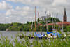 701894_Pln Groer See Wasserblick vom Hafen Segelboote Anleger vor Schloss Kirchturm