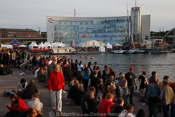 Kieler Woche-Fest am Wasser Binnenhafen Besucher vor Hrn Campus