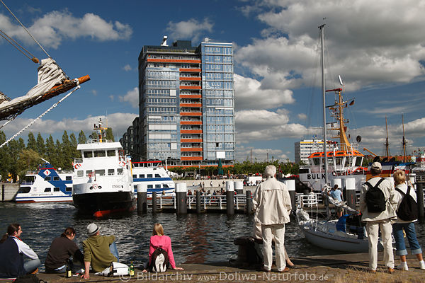 Kiel-er Woche Hafen an Hrnbrcke Ostseekai Besucher maritimes Seglerfest