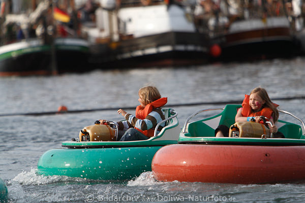 Mdchen Paar in Schlauchbooten auf Wasserfahrt, Riesenspass fr Kinder beim Kieler Woche Hafenfest
