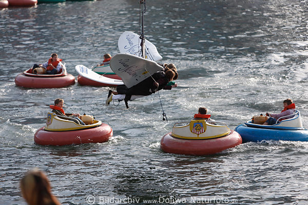 Kindertrio fliegen ber Wasser zu Kinder in Schlauchbooten Rafting, Flugspass, Wasserspa