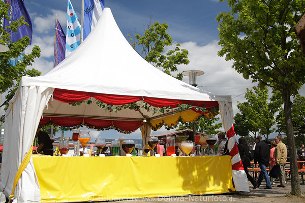 Bowle Zelt Getrnke Glser Flaschen in Kieler-Woche Fest an Hafenpromenade