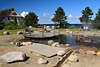 802847_ Dahme Bnke am Teich mit Feriengsten am Wasser, Ostseelandschaft Fotografie an Seepromenade
