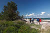 802851_ Ostseebad Dahme Strandpromenade Foto entlang langer Seekste mit Urlauber am Nordstrand