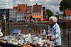 909061_ Husumer Hafenflohmarkt Foto Frau am Trdelstand Verkuferin im Kundengesprch Bild am Hafen