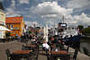 909066_ Husum Wellness Bild, Erholung am Hafen, Frau sonnen am Tisch von Hafencaf in Nordfriesland Urlaub