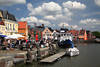 909075_ Husum Hafen Foto Schiffe bunte Huser unter Wolken in Nordfriesland Stimmungsbild Binnenhafen