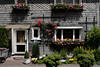 Bad Berleburg Hausfassade graue Wand hbsches Blumendekor am Hauseingang in Altstadt