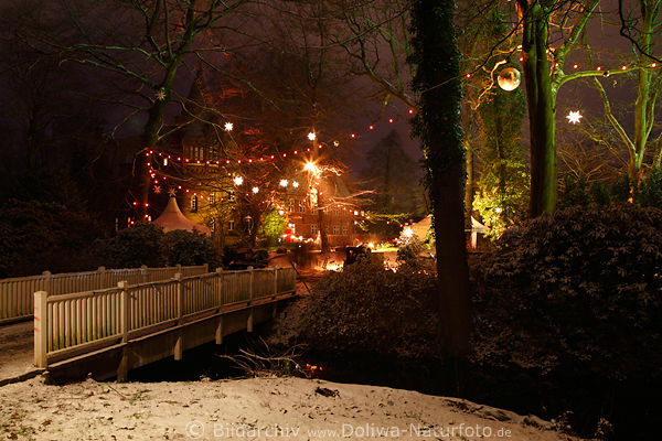 Brcke zur Bergedorfer Schlossinsel in Weihnachtszeit Nachtfoto geschmckte Parkbume