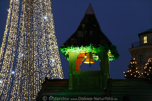weihnachtsglocke foto vor weihnachtsbaum lichter in