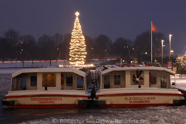 AlsterSchiffe im Eis vor Christbaum Weihnachtslichter Winterbild in Hamburg Abenddmmerung