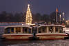 AlsterSchiffe im Eis vor Christbaum Weihnachtslichter Winterbild in Hamburg Abenddmmerung