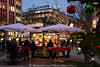 Weihnachtsmarkt Glhweinstand Baumschmuck Lichterkette in Hamburg City Adventszeit Romantik
