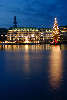 Hamburg Weihnachtsbaum Blaulichter vor Vier Jahreszeiten Luxushotel an Alster Fernsehturm