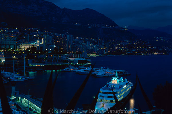 Monaco Monte Carlo Hafenbucht Nachtlichter Schiffe Bild an Mittelmeer Cote d'Azur Blaustunde