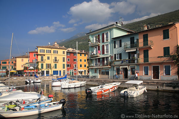 Castelletto Gardasee Hafenbucht Wasserboote bunte Huser