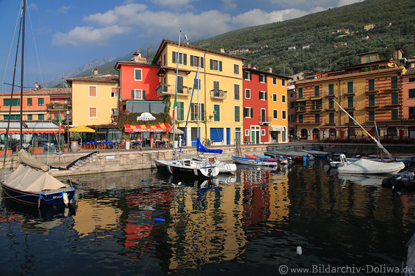 Gardasee Port Castelletto bunte Huser am Hafen