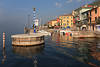 Castelletto Hafen Mole Gardasee Wasser Ufer romantischer Ferienort bunte Huse