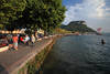 Garda Uferpromenade Touristen am Wasser Foto spazieren mit Bergblick auf Rocca del Garda