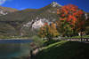 Cima dOro Foto ber Ledro-See Wasser Uferweg Herbstidylle Naturbild von Alpengipfel