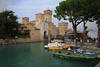 Hafenbucht Sirmione Foto Burg Festungstrme Gardasee grnes Wasser Boote Schlossmauer