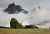 1100937_ Bauernhof in Sonne vor Nebelschwaden um Schlern Felsen Sdtirol Landschaft Stimmungsfoto