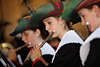 1102594_ Kastelruther Mdchen Kapelle Musikerinnen Foto spielen Instrumente auf Kirchtag-Bhne