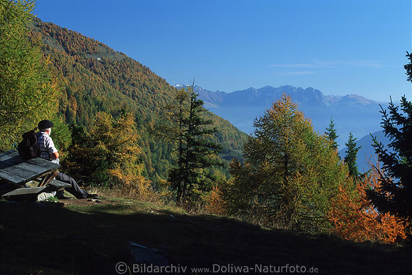 Senior Bergtourist Rast am Dolomitenblick Naturbild vor Bergkonturen Sdtirols Alpenpanorama