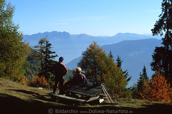 Wanderer am Dolomitenblick vor fernen Bergkonturen Sdtirol