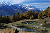 0750_ Sdtirols Berge Alpenpanorama im Schnee Naturfoto Almteich Herbstfarben herrliche Bergkulisse