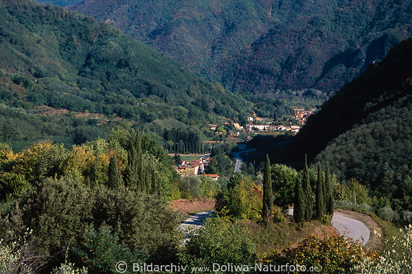 Dezza Bergdorf Fotografie Italien Apuanische Alpen Tal bewaldete Berge mit Zypressen