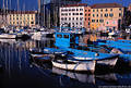 Savona Bootshafen alte malerische Huser & Fischerboote Reisebild Spiegelung im Italiens Azurwasser