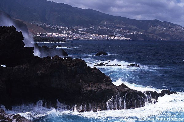 Schwarzfelsen in Wasser Brandung Foto Los Cancajos Kste Meerblick auf Santa Cruz de La Palma