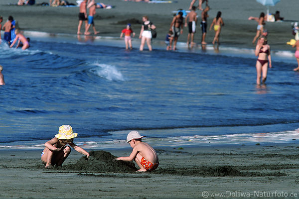 Strand Los Cristianos spielende Kinder im Sand Playa de las Amerikas Kanareninsel Teneriffa