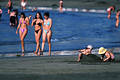 Strand Mdchen spielende Kinder in Schwarzsand Playa de las Amerikas bei Los Cristianos