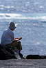 2226_ Seniorin Frau an Felsen vor Meer, ltere Dame nachdenklich vor rauschenden Wellen Insel Teneriffa