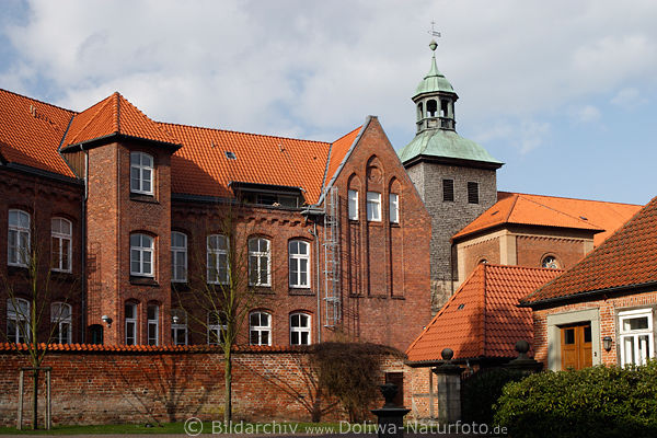 Kloster Walsrode Innenhof rote Mauer mit Kirchturm