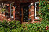 58943_Undeloh 21 Pension Schrder schne Hausfassade Foto Eingangstr im Garten geschmckt mit Grnpflanzen