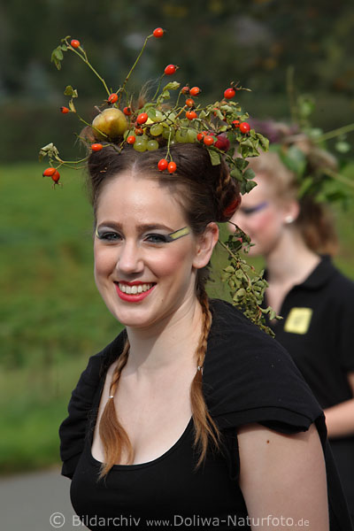 Hbsches Heidemdel mit Obst-Kopfschmuck originelles Outfit Steinbecker Erntefestumzug