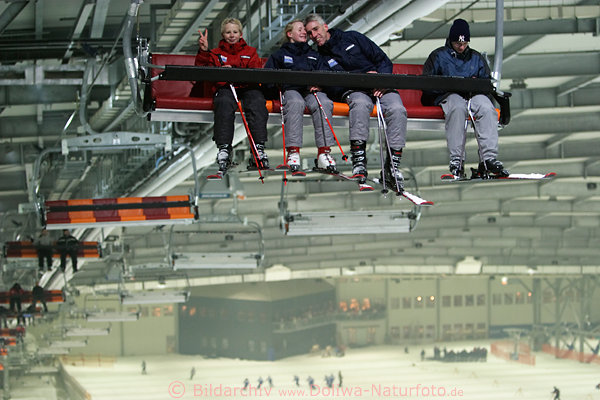 Sessellift begeisterte Skifahrer Pisteauffahrt in Skihalle Bispingen Familienurlaub