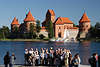 607766_ Trakai Reisegruppe Bild vor Wasserburg auf Galvesee Pilies Salainsel Besucher Erinnerungsfoto