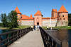 607786_ Trakai Burg Touristen auf Brcke & Tor zur ehem. Residenz litauischen Grofrsten auf Traku Pilies Sala