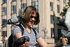 47183_Frau bei Taubenftterung auf Marktplatz in Altstadt von Krakau