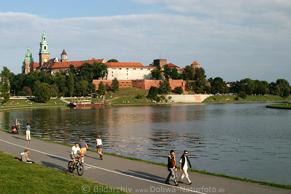 Paare Spaziergang Radfahrer entlang Weichsel Ufer Promenade Bild vor Wawel Panorama ber Wasser